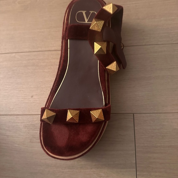 Very exclusive  Valentino Platform. Burgundy the Pantone of this year - Picture 4 of 4